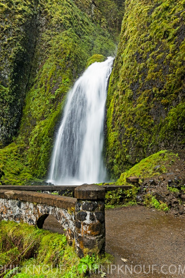 A side view of one section of Wahkeena Falls waterfall from the stone bridge over Wahkeena Creek. (Philip A. Knouf)